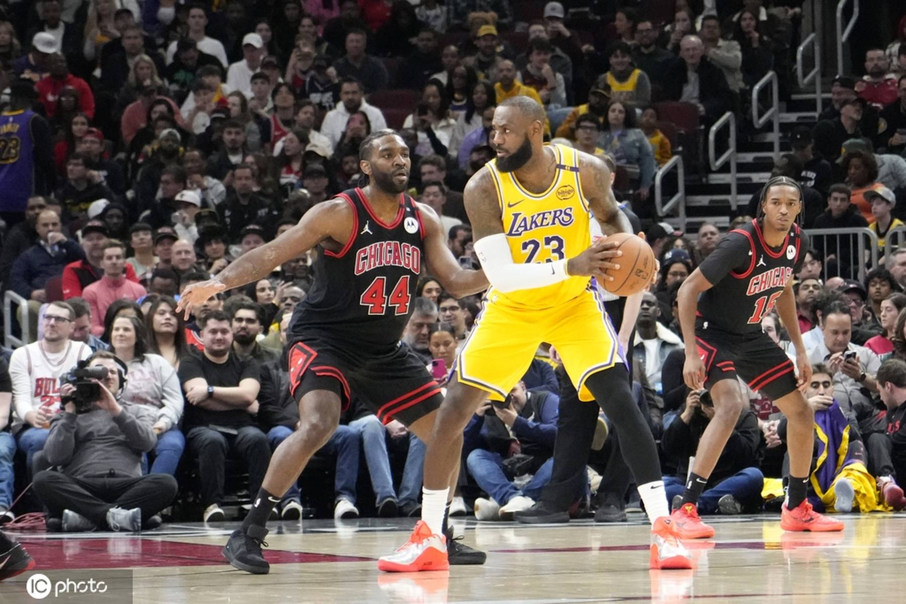 爱游戏-湖人对阵詹姆斯展开拉锯大战，最终险胜对手(湖人对阵詹姆斯展开拉锯大战,最终险胜对手是谁)