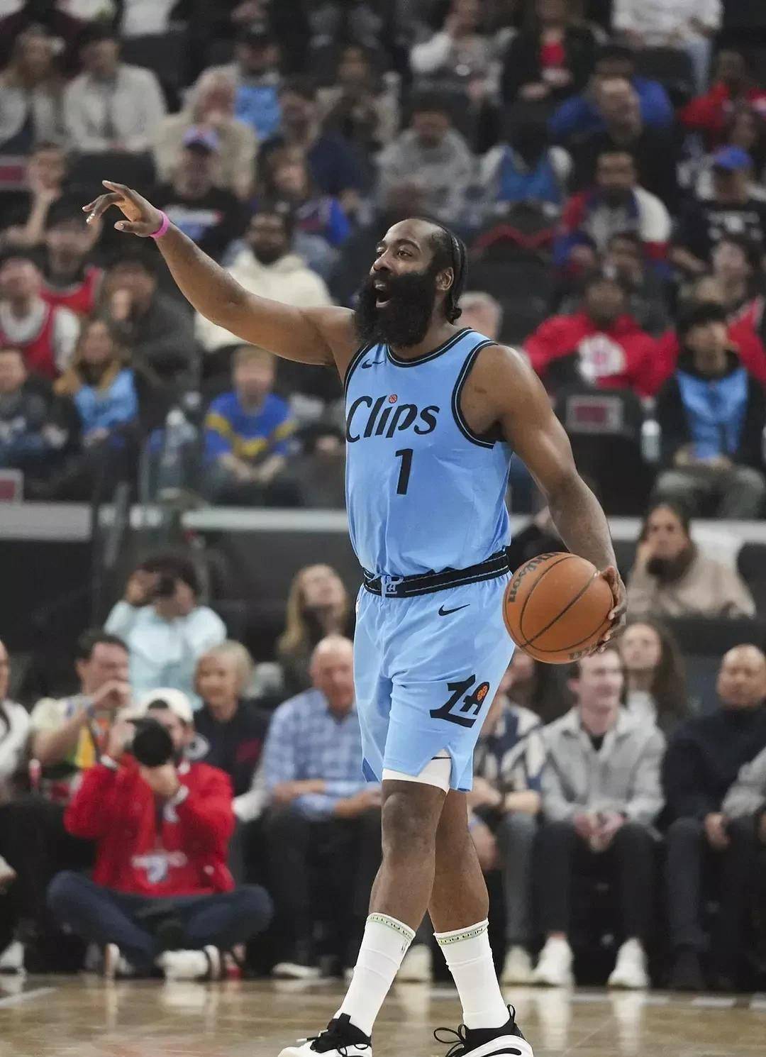 爱游戏资讯中心-哈登刷新世界纪录，詹姆斯教练激动落泪！(哈登刷新世界纪录,詹姆斯教练激动落泪是哪一集)