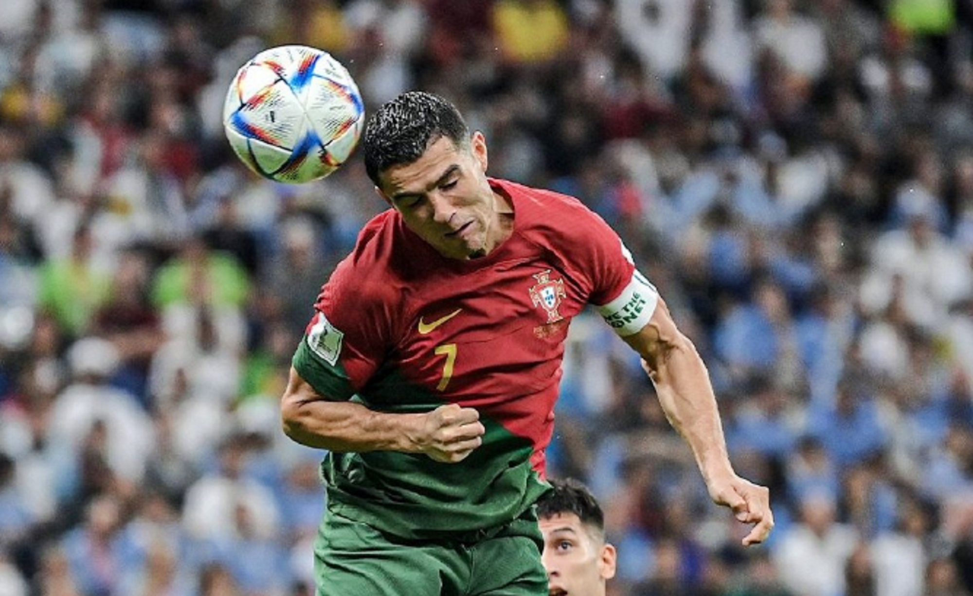 爱游戏资讯中心-锐不可当引发热议！，C罗在加拿大队比赛中反败为胜赛场气氛高涨的简单介绍